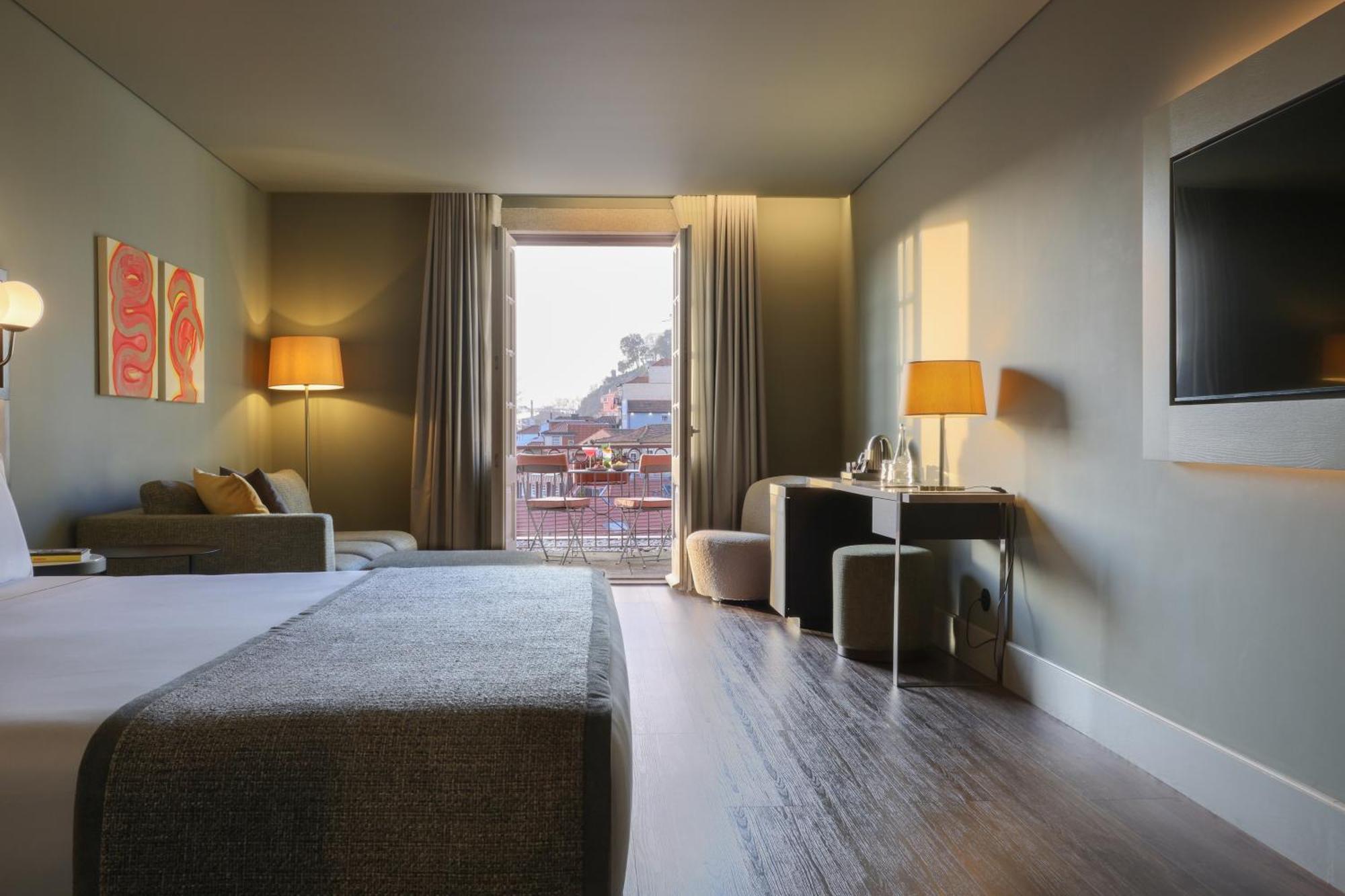 Timbre Virtudes Hotel Porto Exterior foto A room at the hotel