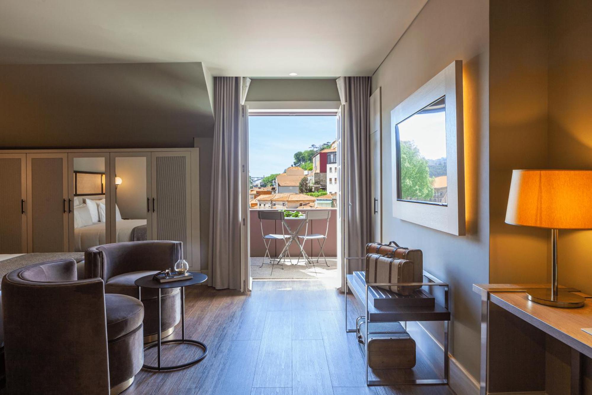 Timbre Virtudes Hotel Porto Exterior foto A room at the hotel