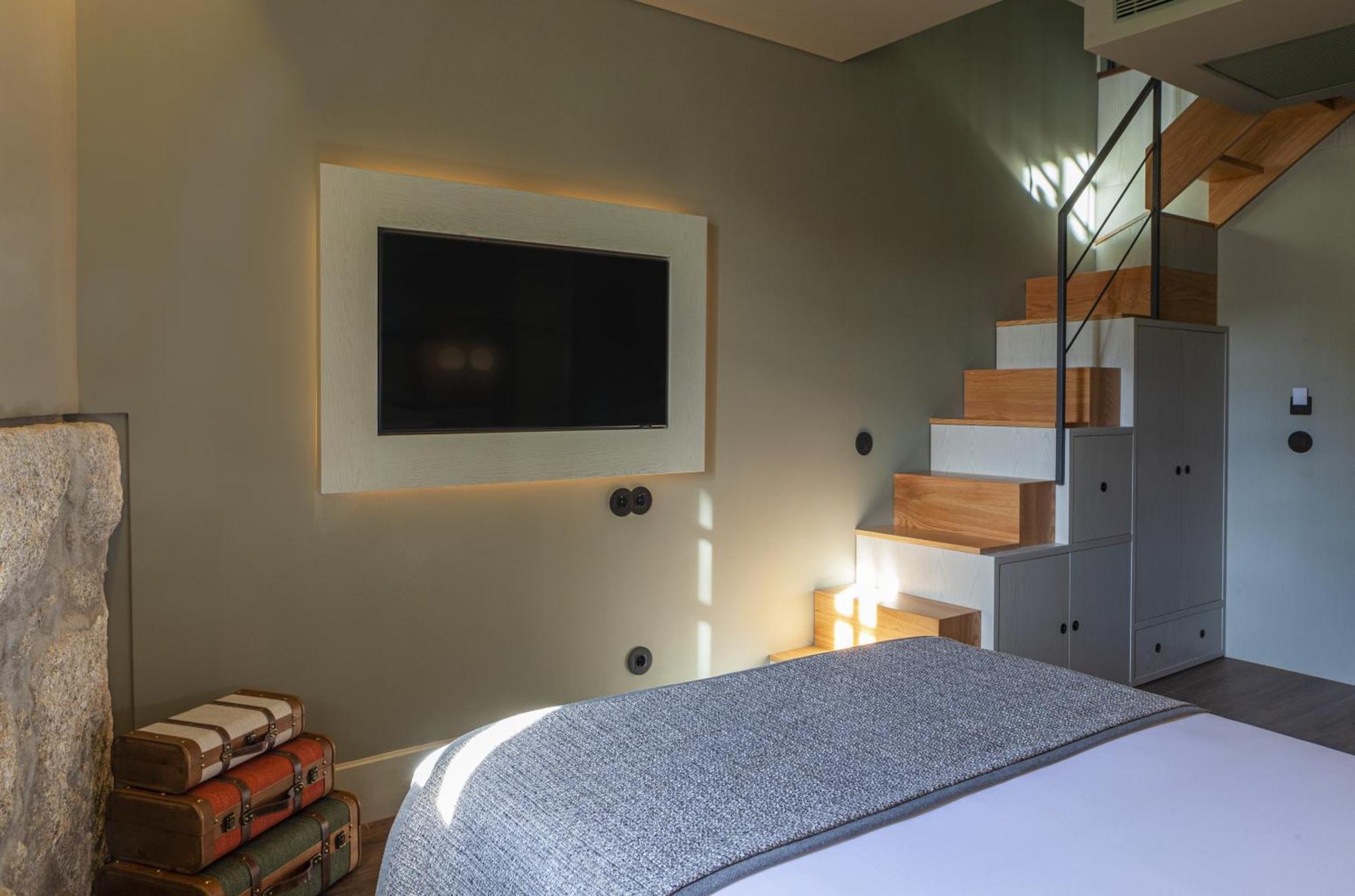 Timbre Virtudes Hotel Porto Exterior foto A television mounted on a wall