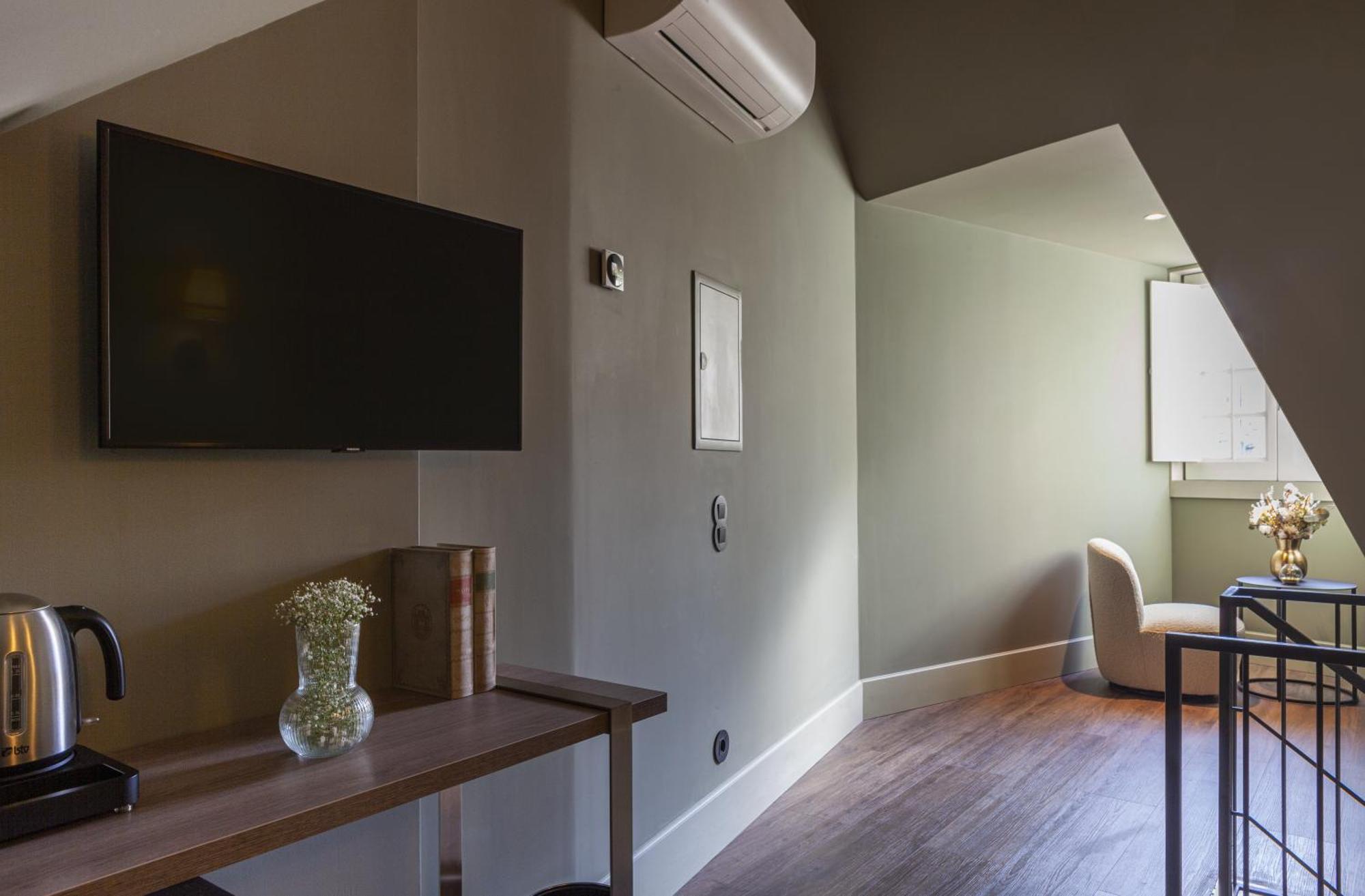 Timbre Virtudes Hotel Porto Exterior foto A room at the hotel