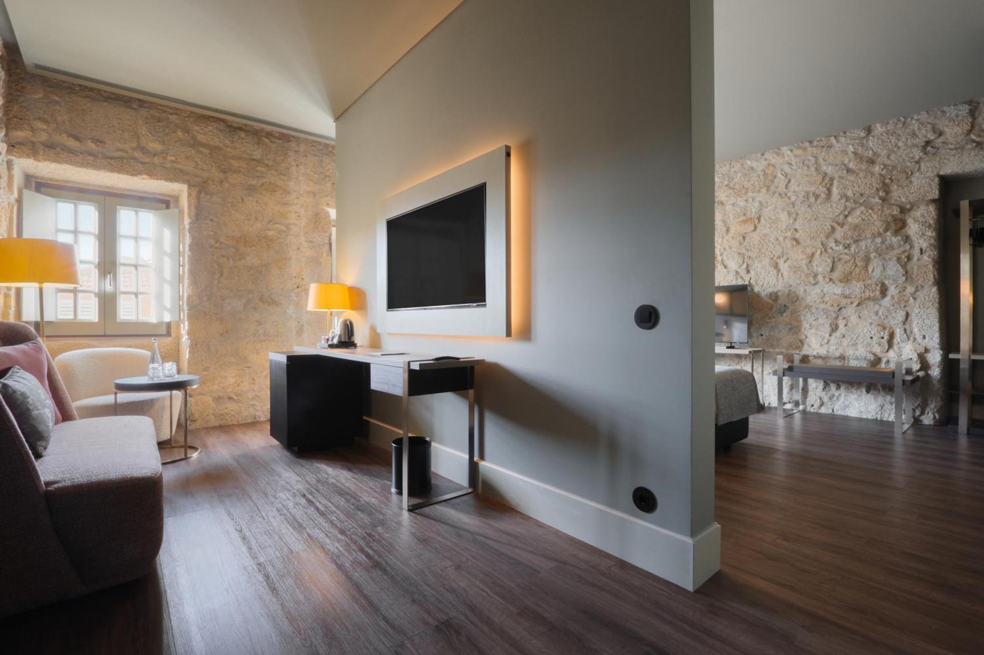 Timbre Virtudes Hotel Porto Exterior foto A room at the hotel