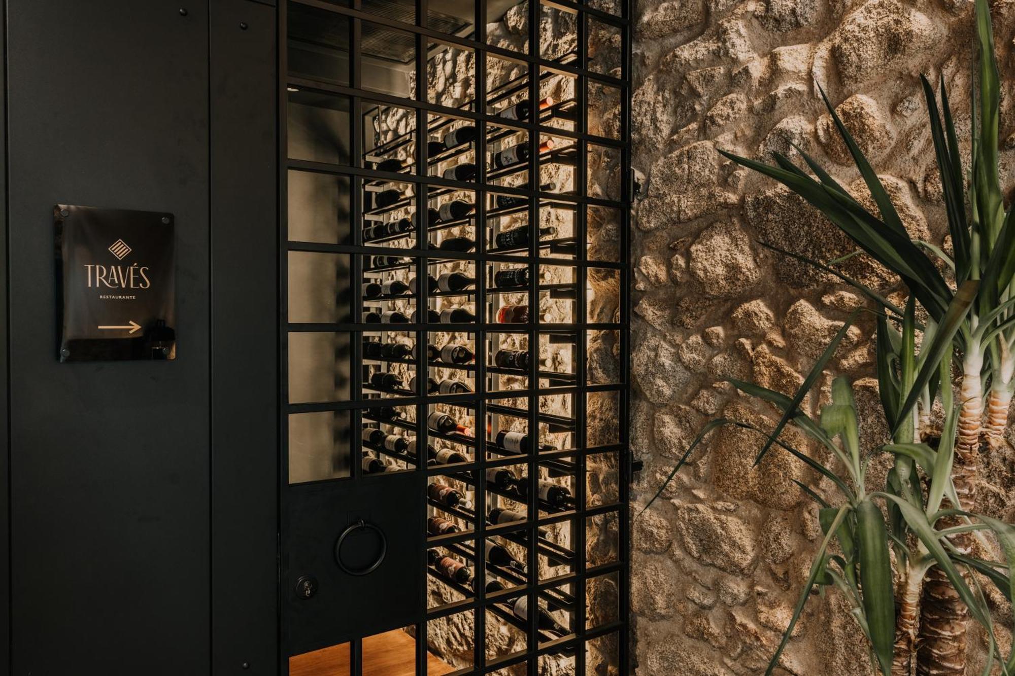 Timbre Virtudes Hotel Porto Exterior foto Wine rack at the entrance of the hotel