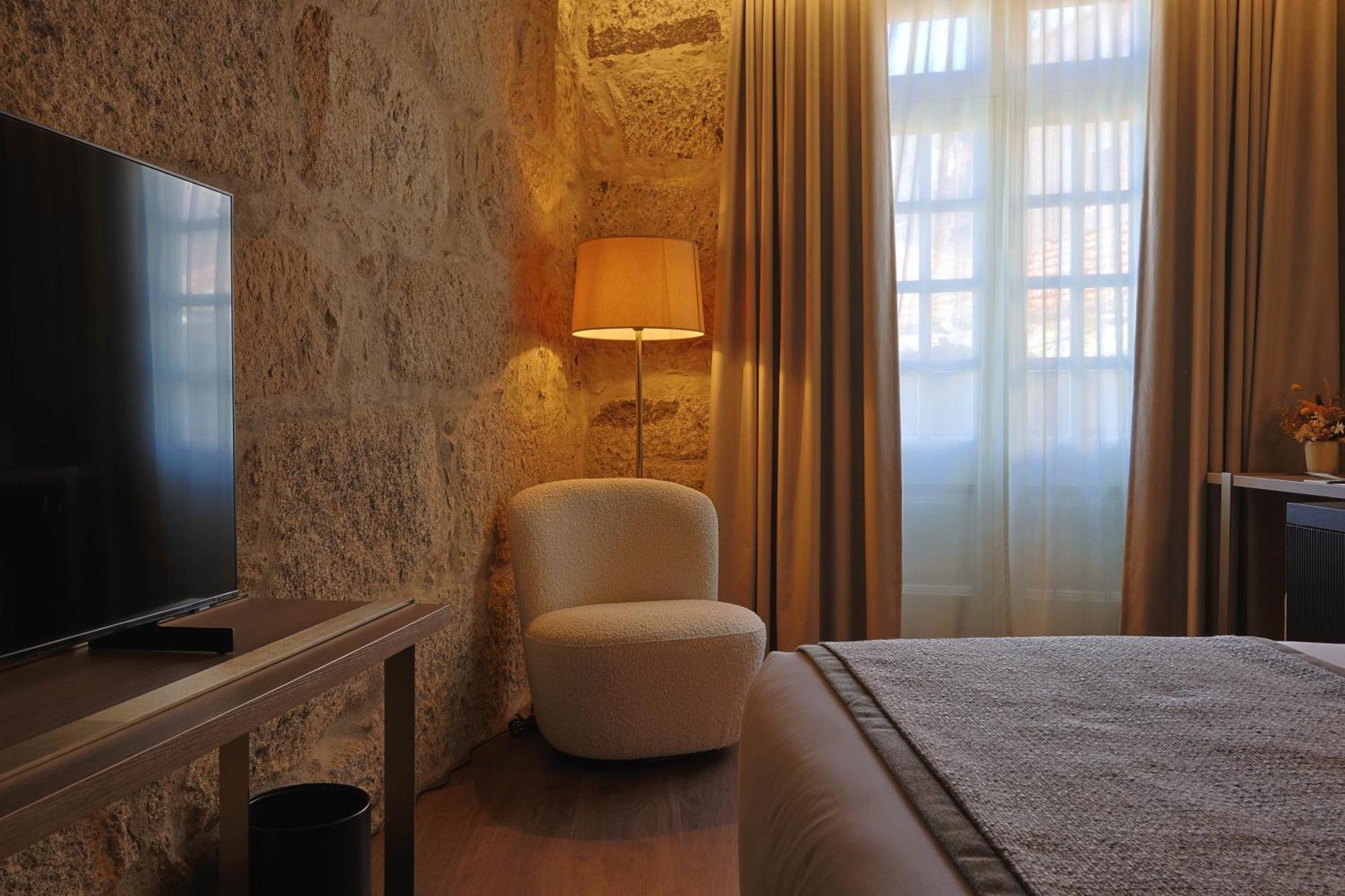 Timbre Virtudes Hotel Porto Exterior foto A room at the hotel